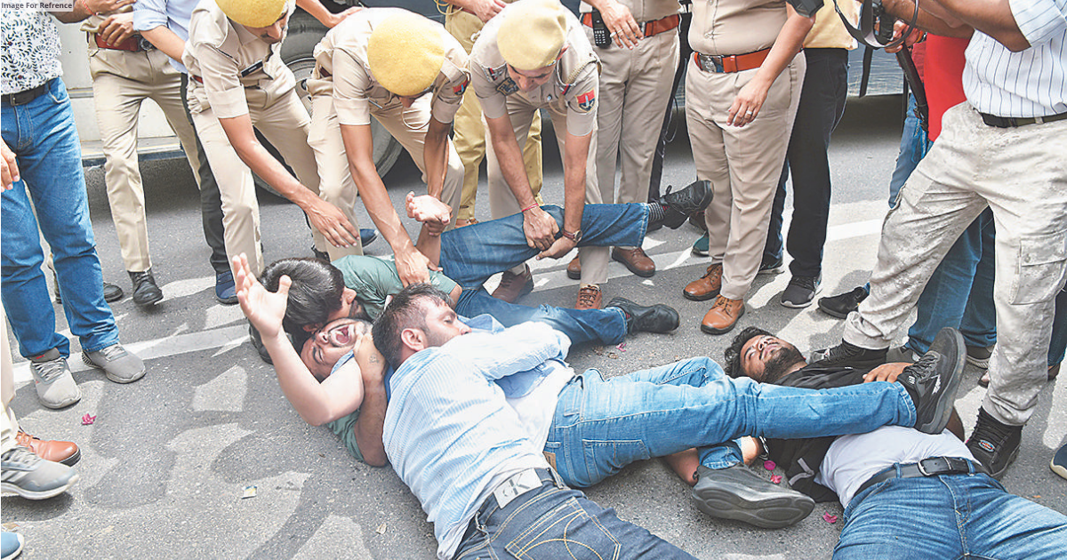 Lathicharge on ABVP workers in Jpr; dharna continues in Karauli